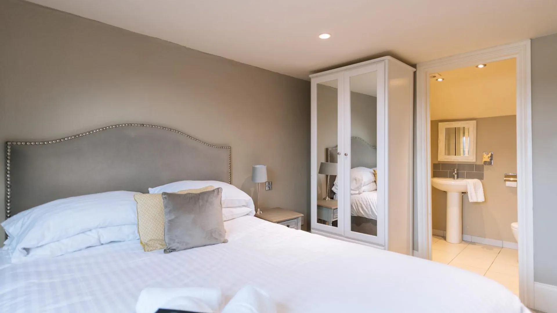 Гостевой дом The Crown Pub & Guesthouse Лондон