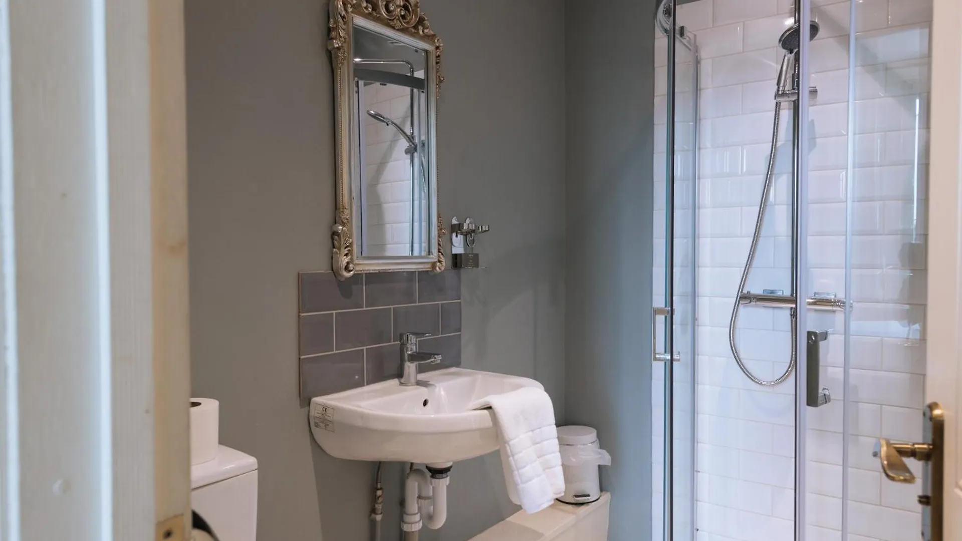 The Crown Pub & Guesthouse London 4*,